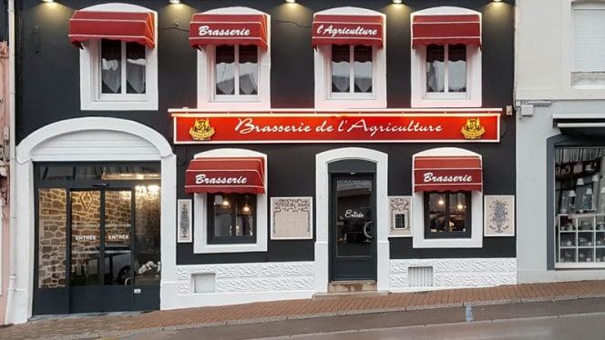 Devanture grise et rouge de la Brasserie de l'Agriculture à Desvres